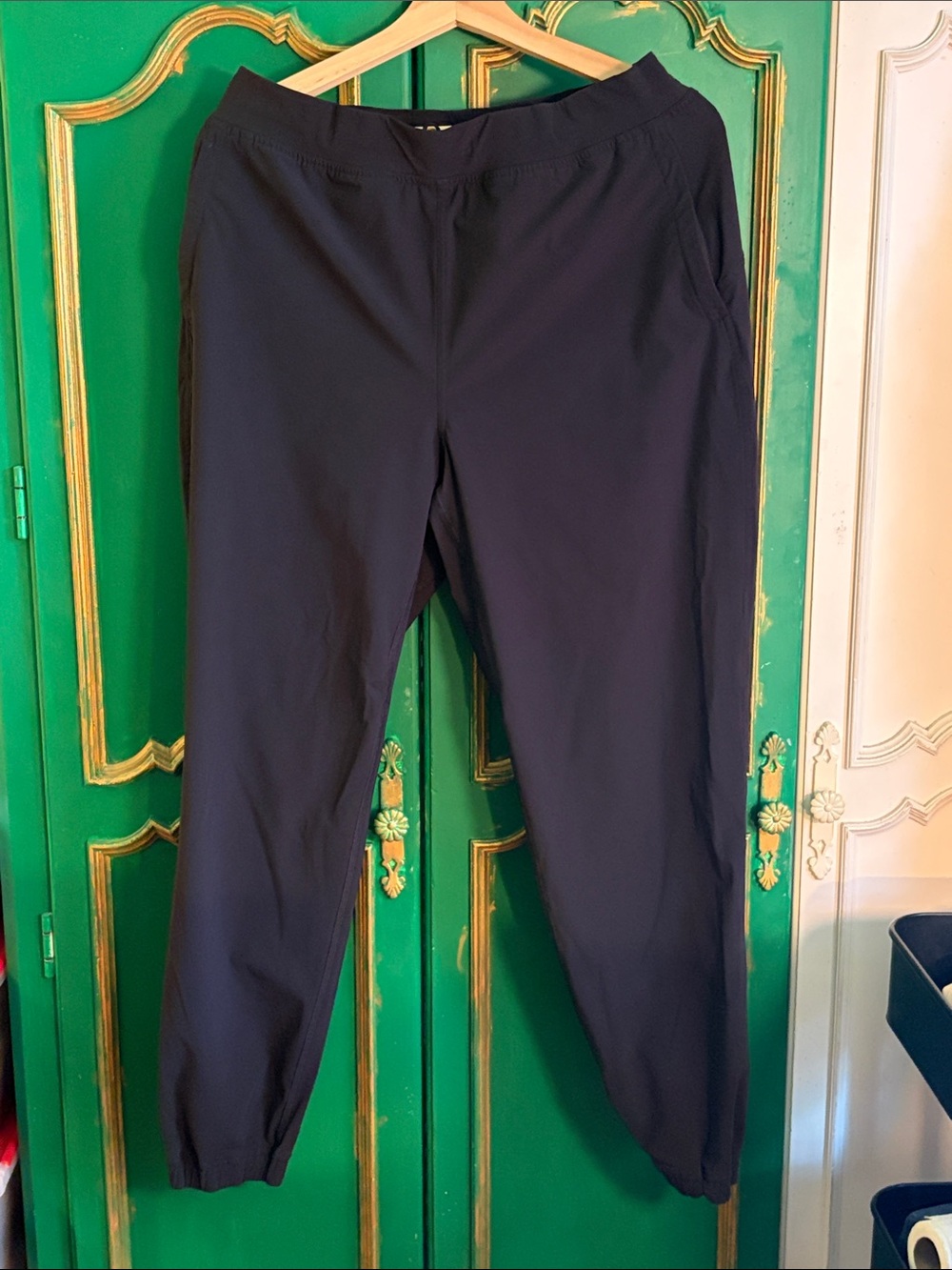 Lululemon women’s training joggers - black, size M